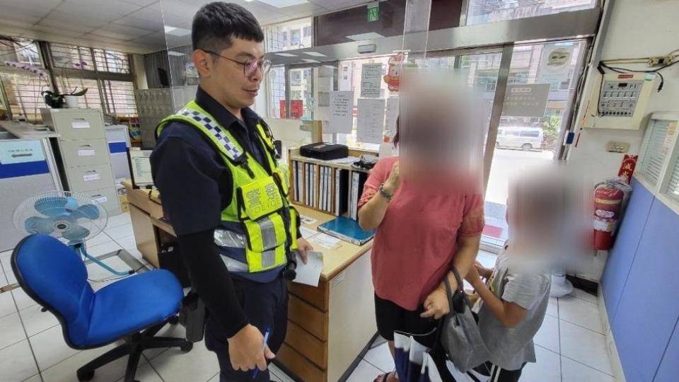 基隆百福派出所員警巡邏發現後，將男童帶回派出所協助尋找家屬。（圖／基隆市警察局提供）