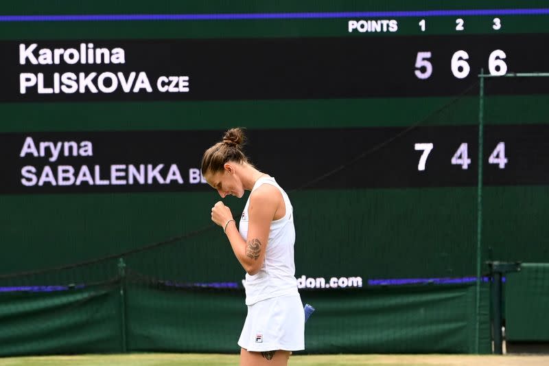 La tenista checa Karolina Pliskova celebra tras vencer a la bielorrusa Aryna Sabalenka en las semifinales de Wimbledon, en el All England Lawn Tennis and Croquet Club, Londres, Inglaterra