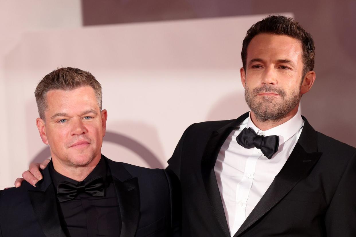Ben Affleck (rechts) und Matt Damon (Bei der Venedig-Premiere von "The Last Duel" im September) sind seit vielen Jahren gute Freunde. Nur in einer Sache, so ist im Gespräch mit den beiden Superstars zu erfahren, hapert es ... (Bild: 2021 Franco Origlia/Franco Origlia)