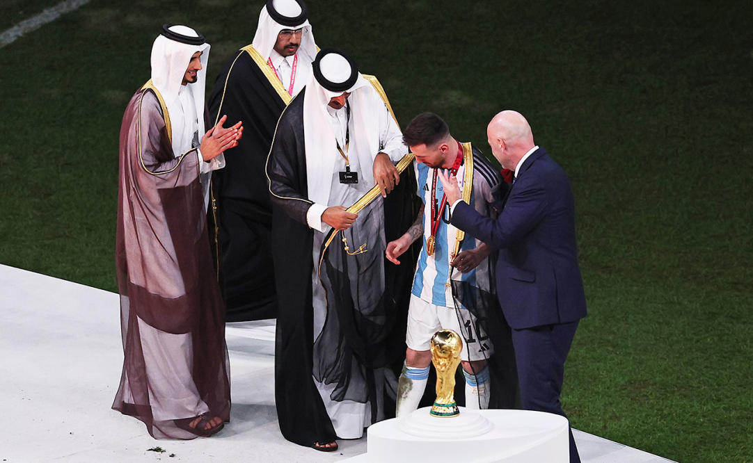 Award ceremony: UPAMECANO Dayot (FRA) walks past the trophy, cup, trophy,  disappointment, frustrated, disappointed, frustrated, rejected, left:  GUENDOUZI Matteo (FRA). Game 64, FINAL Argentina - France 4-2 nE (3-3) on  December 18th