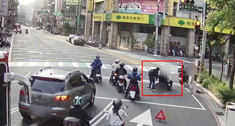 劉姓警員對吳男進行急救。（圖／翻攝畫面）