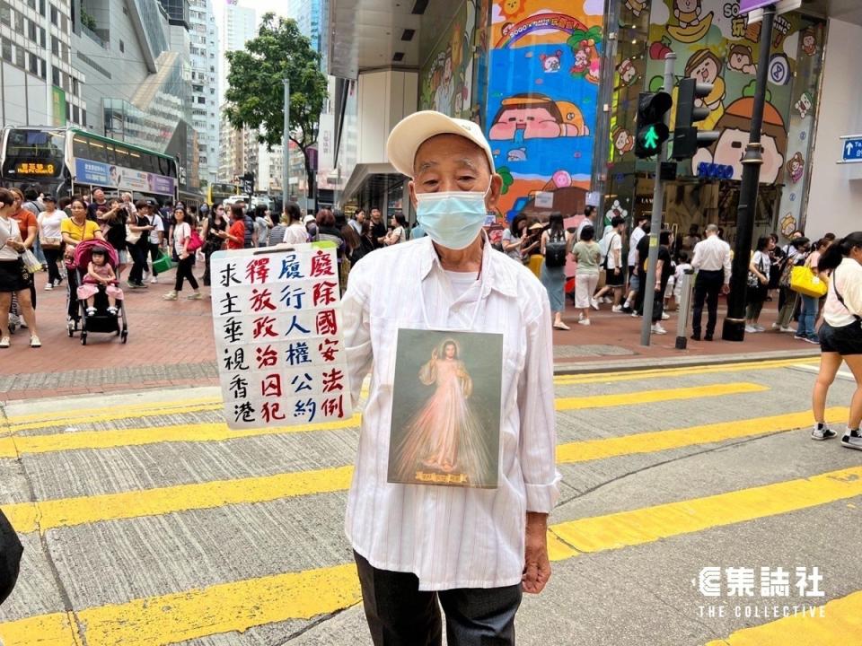 87歲長者在銅鑼灣舉起「廢除國安法、釋放政治犯」的標語被港警帶離了現場。   圖：翻攝集誌社臉書