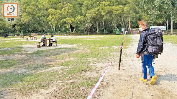 西貢灣仔營地關閉，但郊遊者越過封鎖線進入營地。