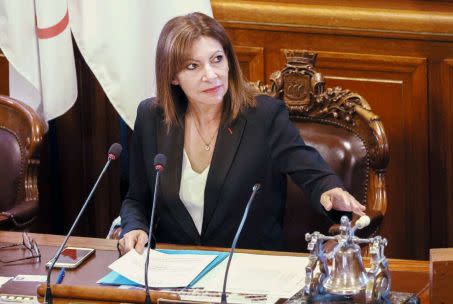 Anne Hidalgo au Conseil de Paris. La maire estime que « l\'Etat n\'a rien fait pour aider les Parisiens », après une crise sanitaire qui a plombé les comptes de la ville de 1 milliard d\'euros. Crédit : PhotoPQR/Le Parisien /MaxPPP