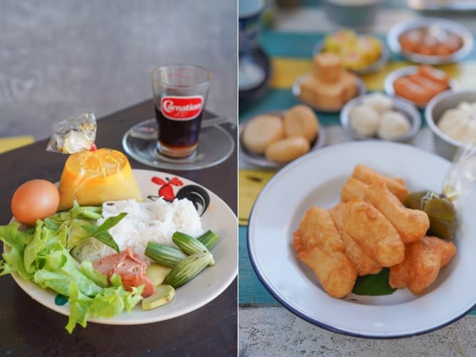 Nouilles de riz au curry du sud de la Thaïlande et bâtonnets de pâte frits thaïlandais avec sauce aux feuilles de pandan.