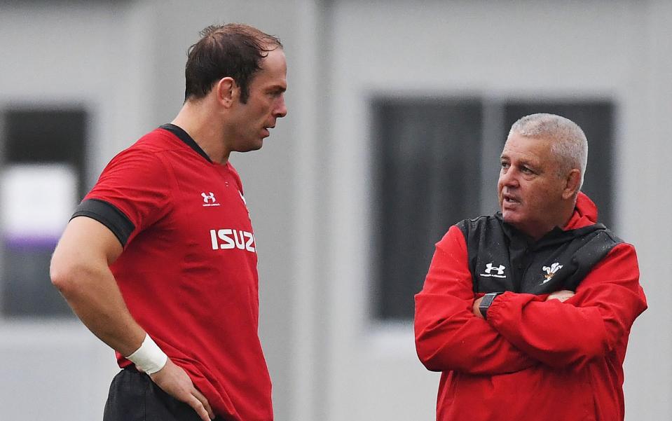 Wales head coach Warren Gatland (R) talks to captain lock Alun Wyn Jones