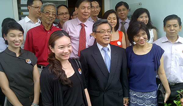 Presidential hopeful Tan Jee Say, seen here with his supporters including Nicole Seah from NSP (left), has submitted the forms for the eligibility certificate. (Yahoo! photo/ Faris Mokhtar)