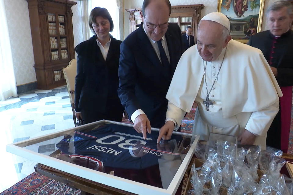 El Papa Francisco recibe la camiseta de Lionel Messi del Paris Saint Germain. (Foto: Reuters)