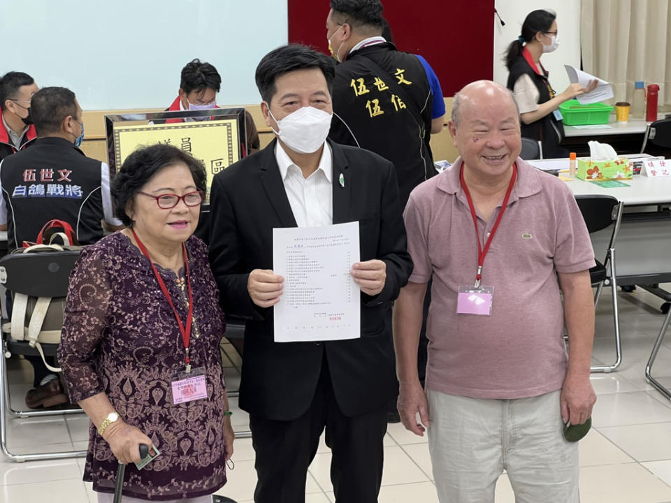 鄭寶清9月1日登記參選桃園市長，前民進黨主席許信良胞弟許國泰（右）到場相挺。（蔡依珍攝）