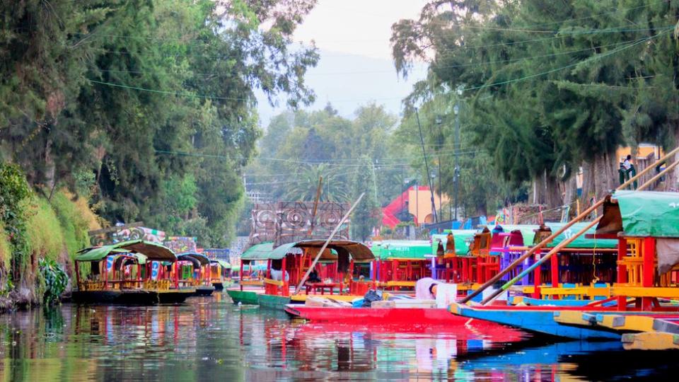 Botes en las chinampas de Xochimilco.