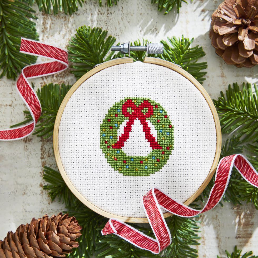 small christmas wreath cross stitch