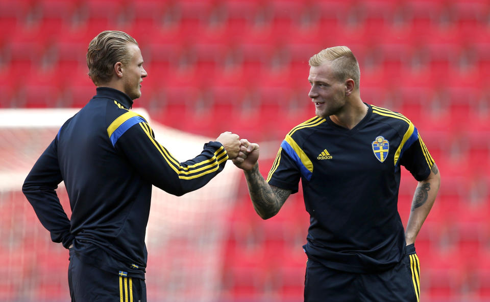 Football - Sweden Training - UEFA European Under 21 Championship - Czech Republic 2015 - Final Preview - Eden Arena, Prague, Czech Republic - 29/6/15 Sweden&#39;s John Guidetti and Oscar Hiljemark during training Action Images via Reuters / Lee Smith Livepic