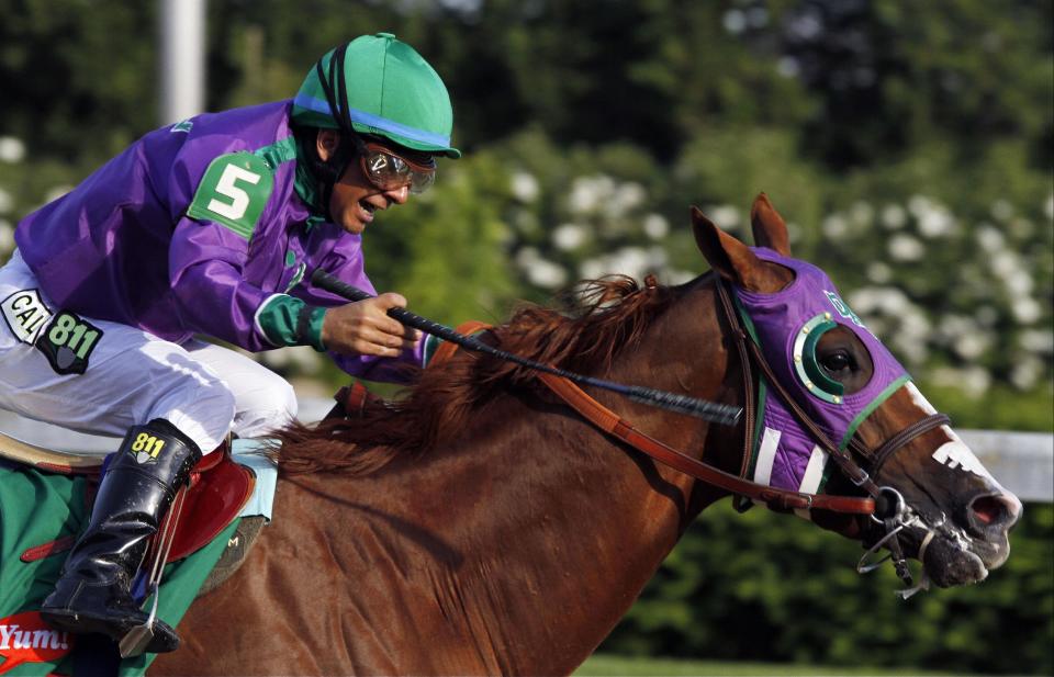 Víctor Espinoza conduce a California Chrome a la victoria en el Kentucky Derby el sábado 3 de mayo de 2014. (AP Foto/Garry Jones)