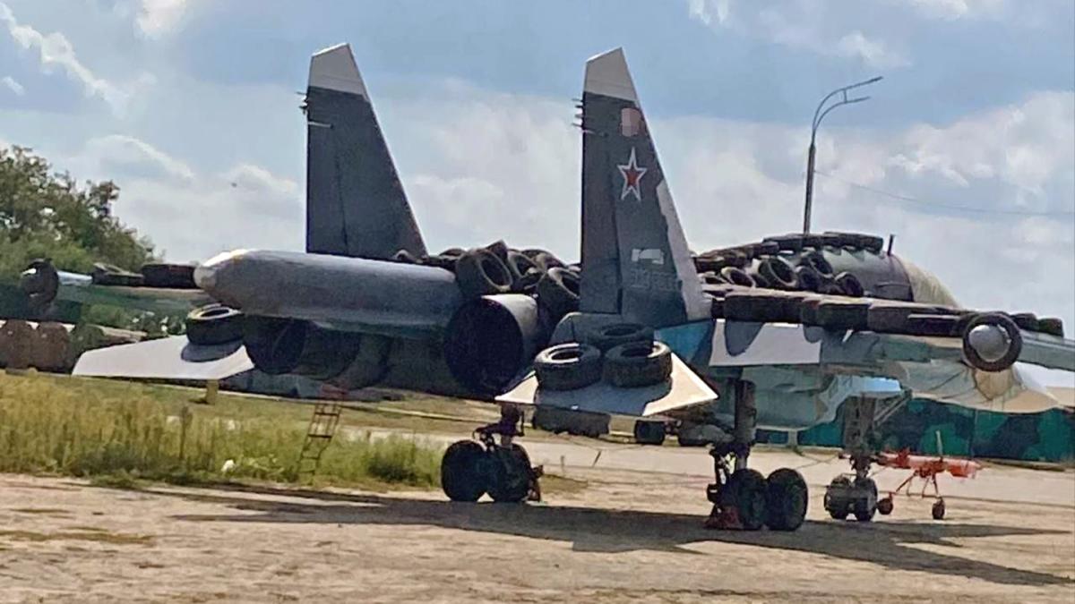 Руски изтребител Su-34 Strike-Fighter видян покрит с гуми