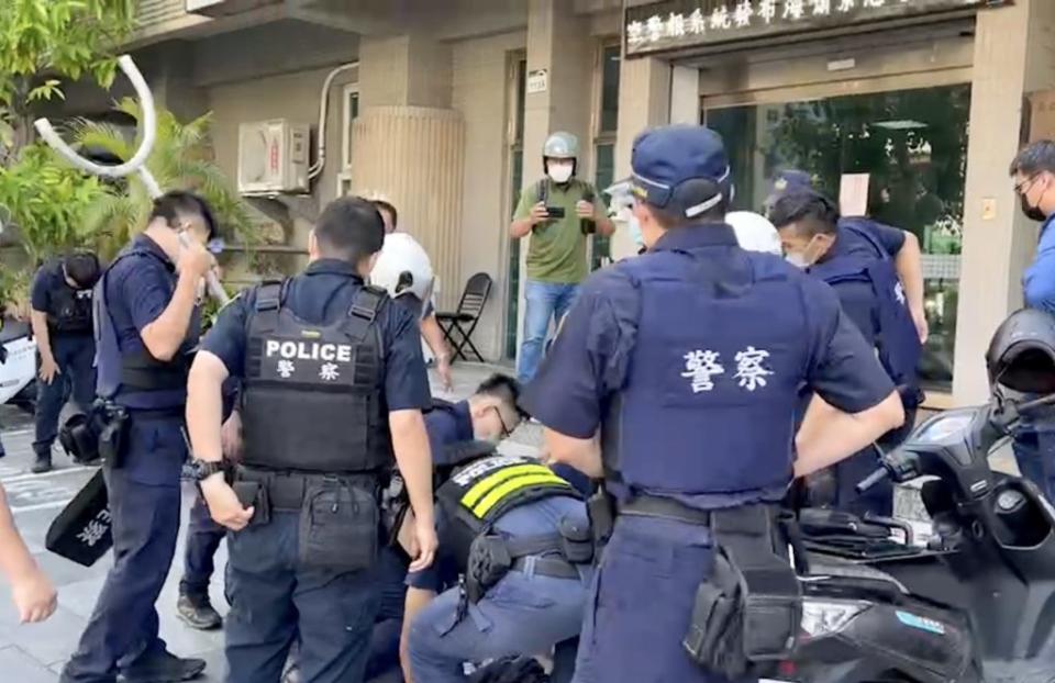 警方優勢警力包圍，內惟派出所前順利制服逮捕竊盜的蕭姓男子。（記者蔣謙正翻攝）