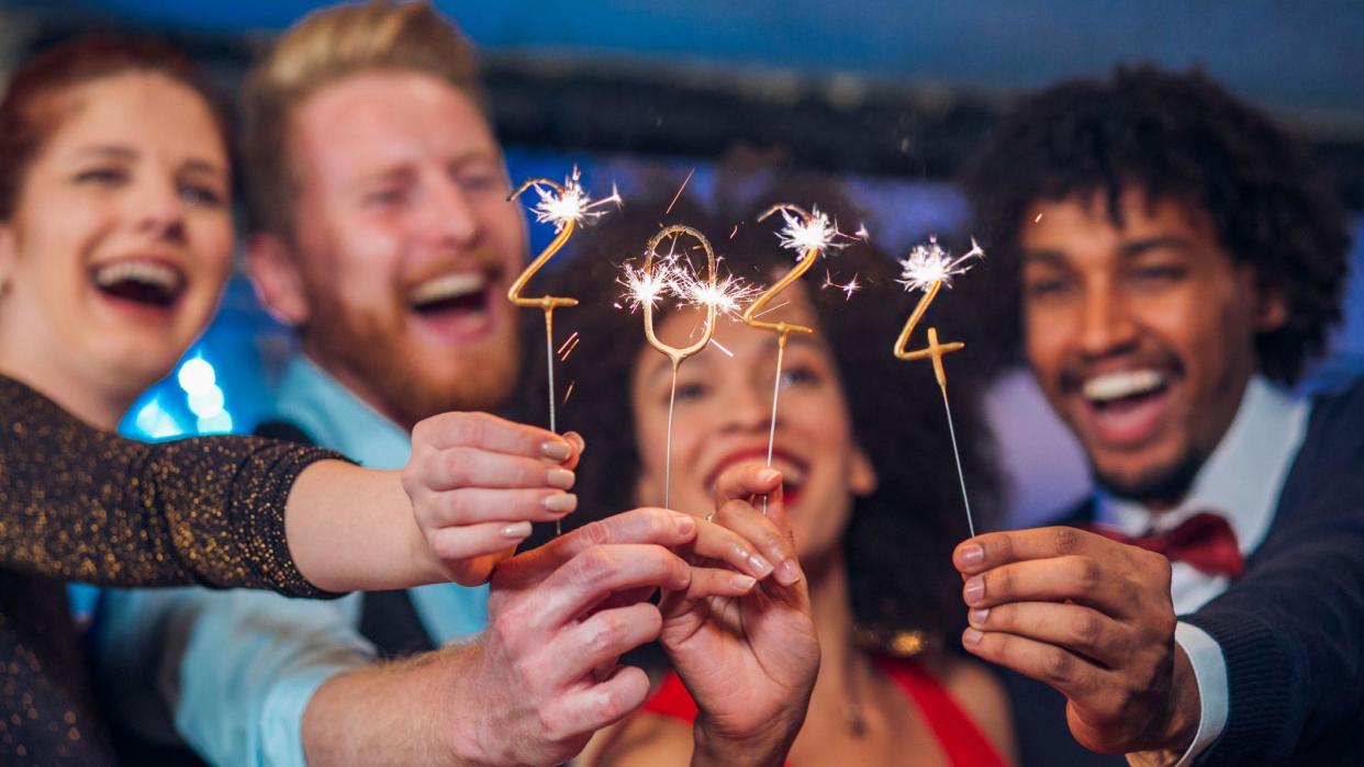 Cuatro personas celebran el año nuevo 