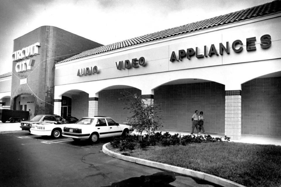 Circuit City in Aventura in 1989. It is now a Nordstrom Rack.