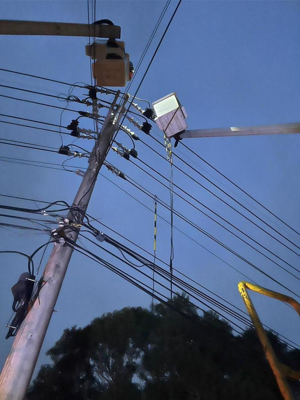 新竹市香山區東香里美之城附近，26日下午5時許又傳出停電情事，台電調查停電原因為鼠害，立即派員搶修。（台電提供／陳育賢新竹傳真）