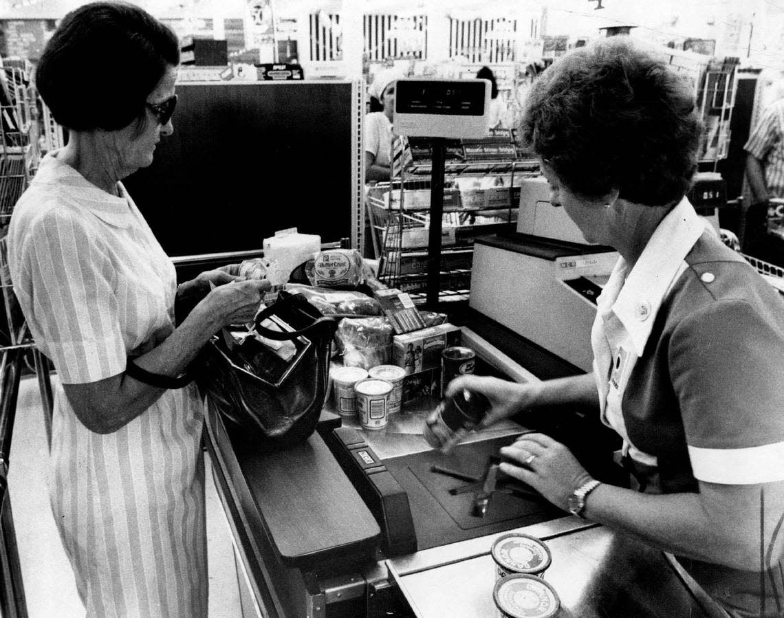 Customer and cashier at a Publix at Biscayne Boulevard and Northeast 90th Street in Miami Shores. John Walther/Miami Herald File