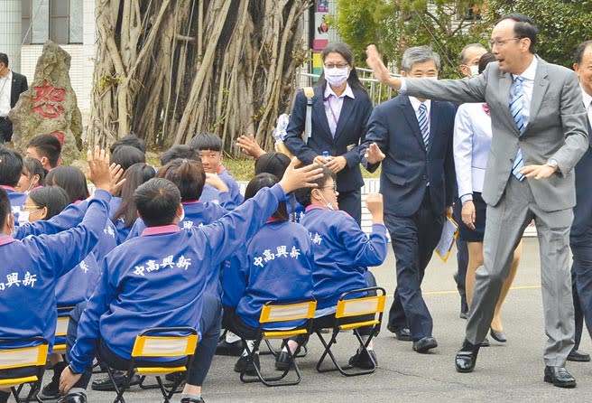 國民黨前主席朱立倫（右一）30日參加桃園新興高中50周年校慶，朱離去時，不少學生和朱立倫揮手。（賴佑維攝）