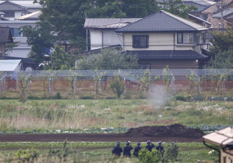 日本長野縣日前發生四死命案，三十一歲的嫌犯涉嫌在約十二分鐘內以刀子及獵槍殺害警察等四人。行凶動機可能與他認為兩名女性說他壞話及擔心警察開槍有關。圖為警方包圍案發現場。 （路透）