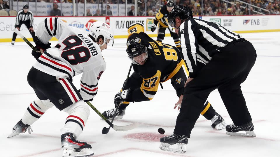 Bedard and Pittsburgh Penguins star Sidney Crosby take a face-off during the third period at the PPG Paints Arena. - Charles LeClaire/USA TODAY Sports/Reuters