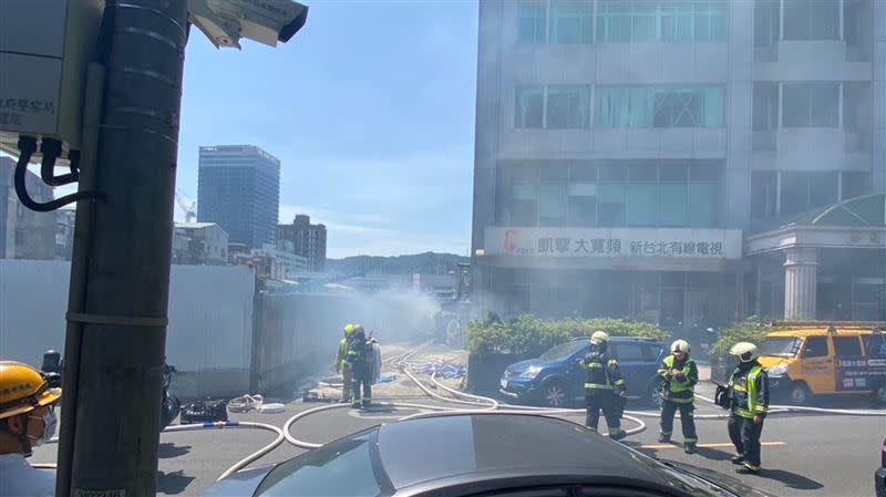 凱擘大寬頻疑似因防火巷電線走火，導致新台北有線電視光纜嚴重燒毀，光纖斷訊。（圖／翻攝畫面）