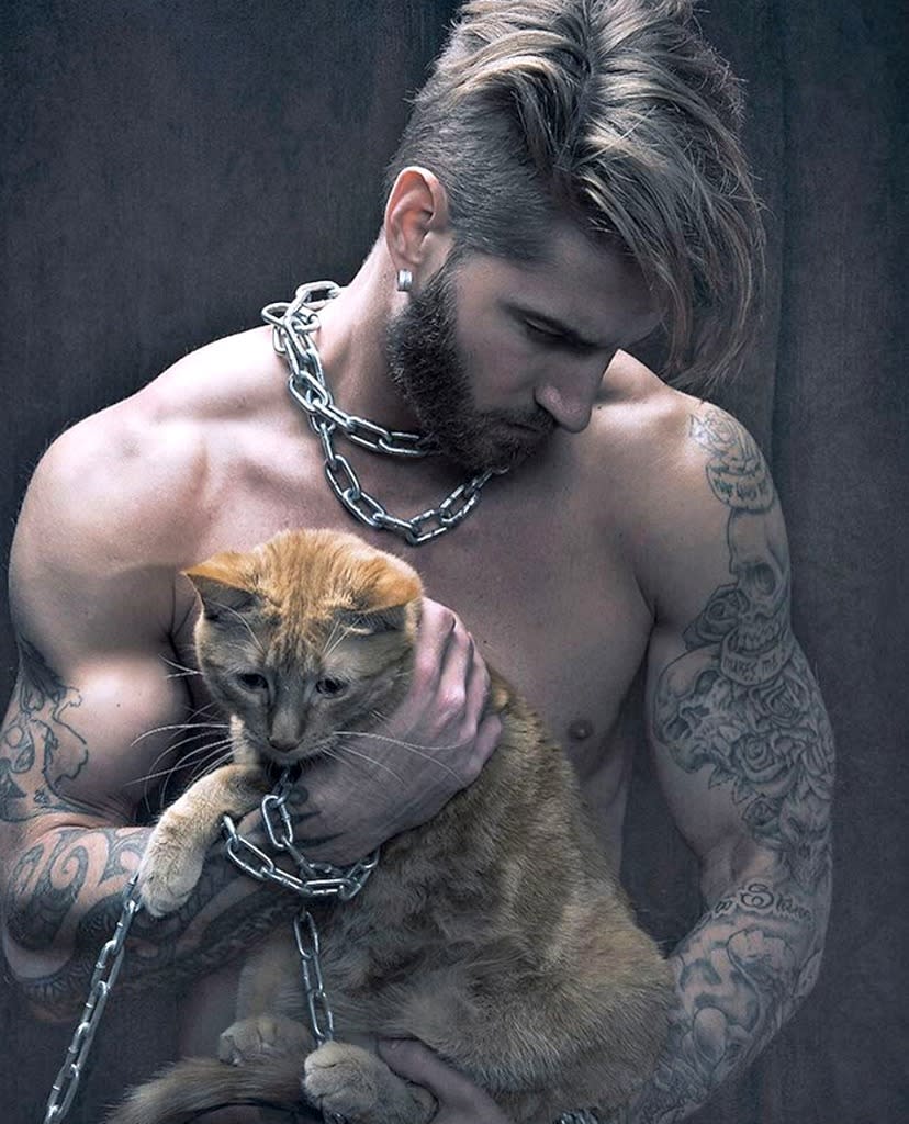 Travis DesLaurier and his cat, Jake, have become Internet sensations. (Photo: Instagram/travbeachboy)