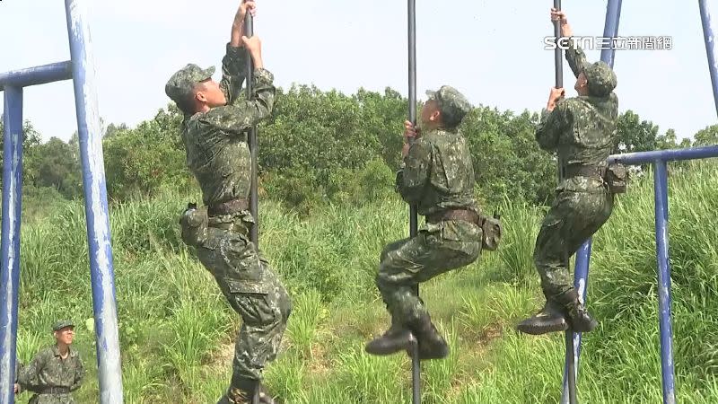 94年次以後的男生要服1年的兵役。