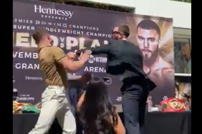 El boxeador mexicano Canelo Álvarez esquiva el zurdazo de Caleb Plant