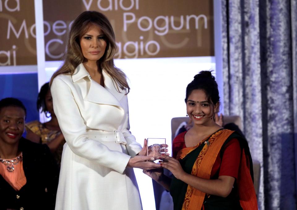 FOTOS: Melania Trump rinde tributo a "Mujeres Coraje"