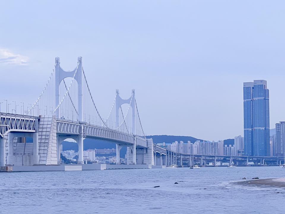 「海雲台River Cruise」黃昏時段的航行景色。