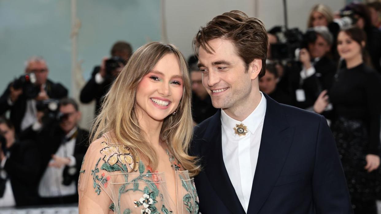 new york, new york may 01 suki waterhouse and robert pattinson attend the 2023 met gala celebrating karl lagerfeld a line of beauty at the metropolitan museum of art on may 01, 2023 in new york city photo by jamie mccarthygetty images