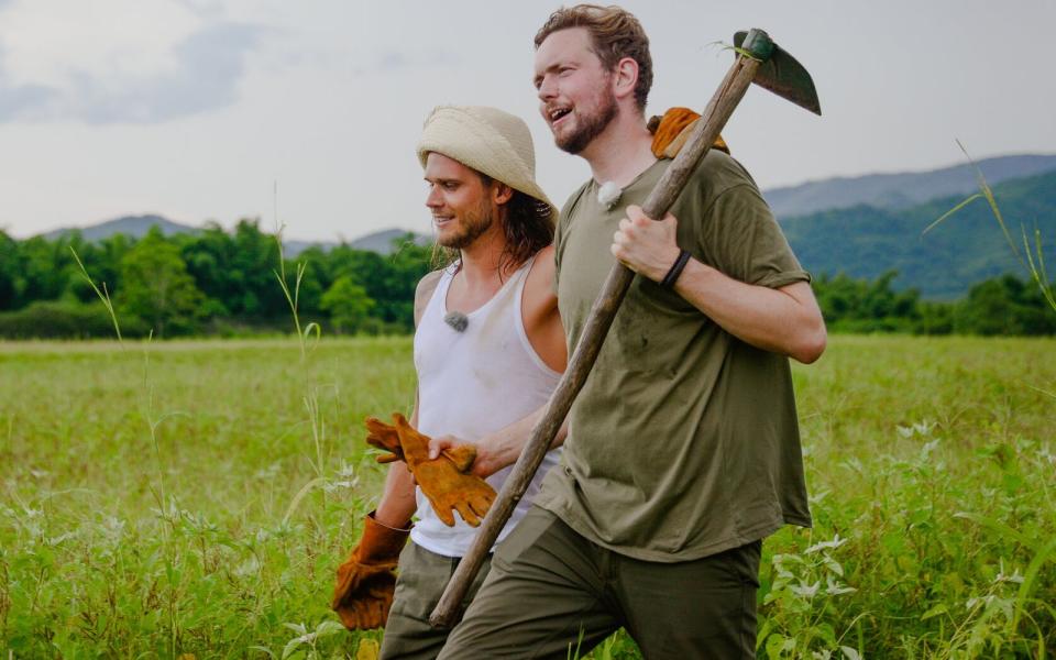 In einer Folge arbeiten Rúrik Gíslason (links) und Bastian Bielendorfer (rechts) auf einer kubanischen Zuckerrohr-Farm. (Bild: ProSieben)