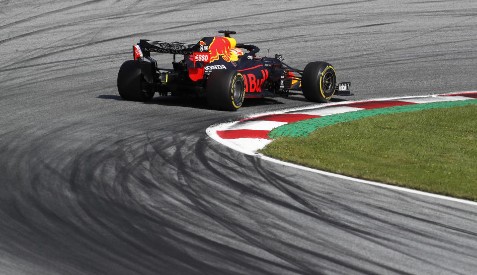 El piloto Max Verstappen, de Red Bull, corre en la segunda sesión de práctica para el Gran Premio de Estiria de la Fórmula Uno, para registrar el mejor tiempo, en el circuito Red Bull en Spielberg, Austria, el viernes 10 de julio de 2020. (AP Foto/Darko Bandic, Pool)