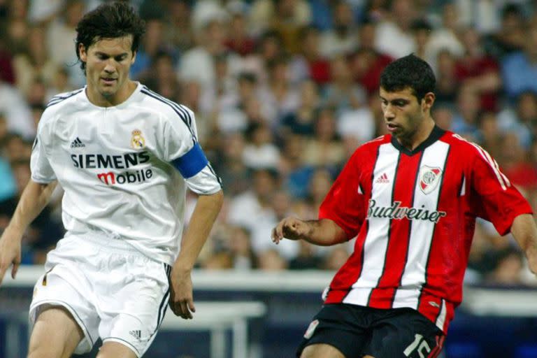 Santiago Solari disputa la pelota con Javier Mascherano en el partido que Real Madrid jugó frente a River River Plate, en el estadio Santiago Bernabéu en 2003, en homenaje al 50 aniversario del debut de Alfredo Di Stéfano en el conjunto merengue 