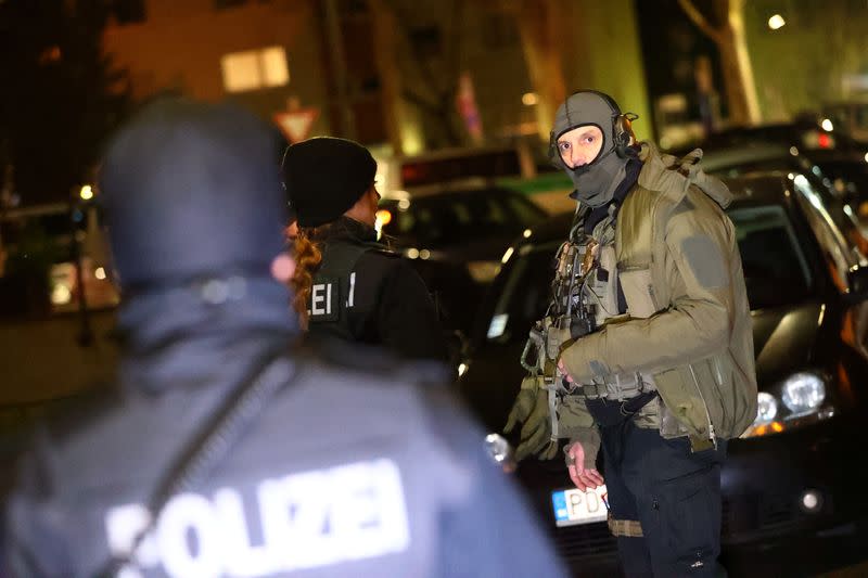 Las fuerzas especiales alemanas se preparan para registrar un área tras un tiroteo en Hanau