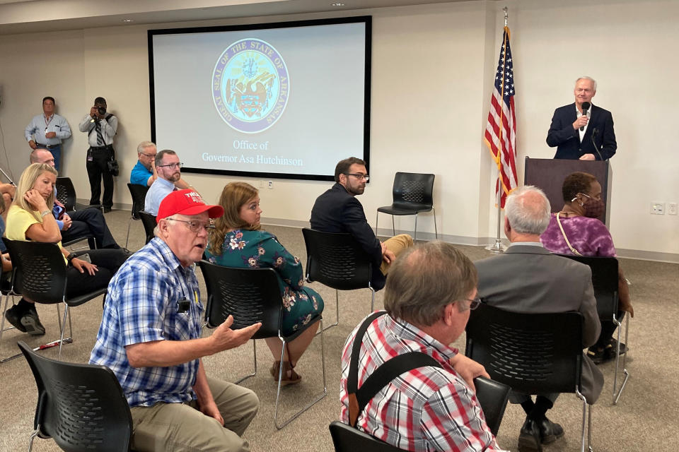 Robert Hogan habla en el Centro Comunitario de Batesville en Batesville, Ark., El lunes 12 de julio de 2021 mientras el gobernador de Arkansas, Asa Hutchinson, observa. Como se puede observar, nadie está utilizando mascarillas. (Foto AP / Andrew DeMillo)