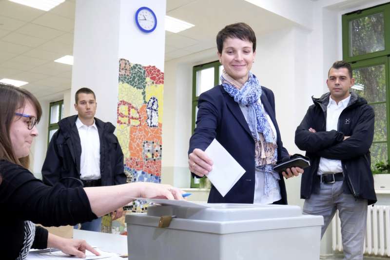 德國另類選擇黨（AfD）領導人佩特里（Frauke Petry）在24日的國會選舉中投票（AP）