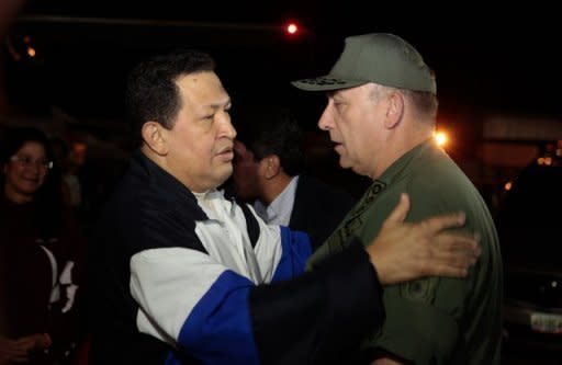 El presidente venezolano, Hugo Chávez, anunció la noche del sábado la reaparición de "algunas células malignas" en la misma zona donde le fue detectado un cáncer en 2011, para lo que necesitará someterse a una "nueva intervención quirúrgica" en La Habana, a donde partirá el domingo. (AFP | presidencia)