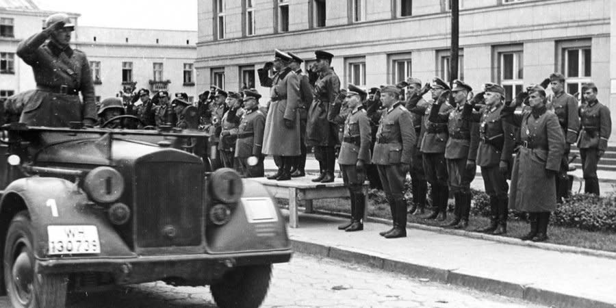 German General Guderian and Soviet Brigadier General Krivoshein inspect troops during the transfer of the city of Brest-Litovsk to the Red Army, September 1939.