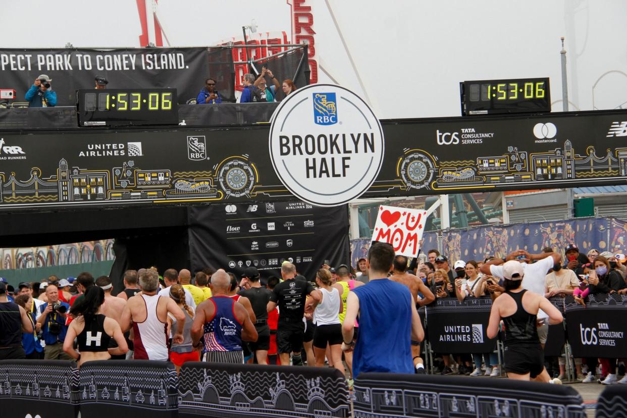 mile race sponsored by the Royal Bank of Canada and with some streets closures. The winners are Men: Teshome Asfaha, New York, NY Ã¢â‚¬â€œ 1:01:47. Women: Lily Anderson, Wilmington, DE Ã¢â‚¬â€œ 1:18:00. .Credit: Niyi Fote/Thenews2. 21 May 2022 Pictured: mile race sponsored by the Royal Bank of Canada and with some streets closures. The winners are Men: Teshome Asfaha, New York, NY Ã¢â‚¬â€œ 1:01:47. Women: Lily Anderson, Wilmington, DE Ã¢â‚¬â€œ 1:18:00. .Credit: Niyi Fote/Thenews2. Photo credit: ZUMAPRESS.com / MEGA TheMegaAgency.com +1 888 505 6342