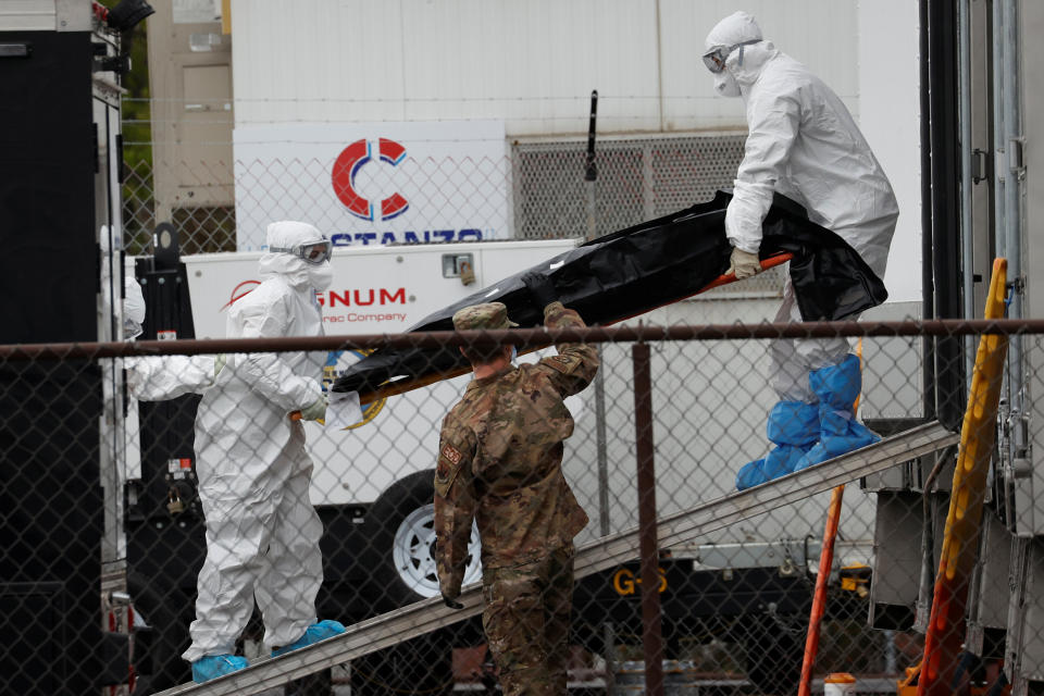 Workers move a deceased coronavirus patient in New Jersey.  (Photo: Mike Segar / Reuters)