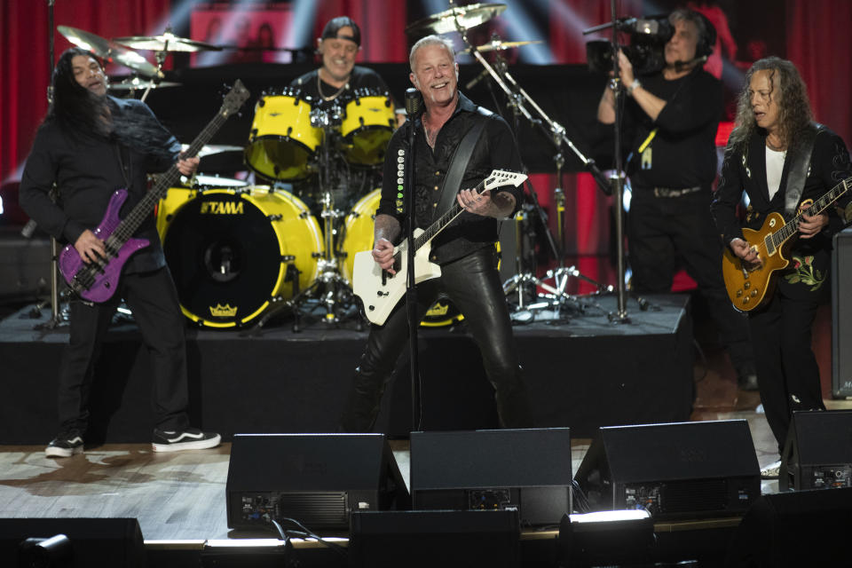 Los miembros de Metallica Robert Trujillo, de izquierda a derecha, Lars Ulrich, James Hetfield y Kirk Hammett durante su presentación en la ceremonia y concierto del Premio Gershwin a la Canción Popular 2024 de la Biblioteca del Congreso en honor a Elton John y Bernie Taupin en el DAR Constitution Hall el miércoles 20 de marzo de 2024, en Washington. (Foto AP/Kevin Wolf)