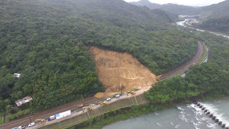 12月4日台鐵瑞芳-猴硐路線發生落石事件，目前工程人員搶修中。   圖／翻攝自交通部臺灣鐵路管理局 TRA臉書