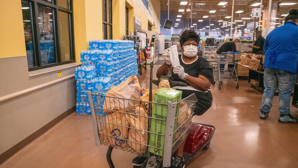 Elderly shoppers at Kroger who had their groceries paid for by Tyler Perry. (Kroger)