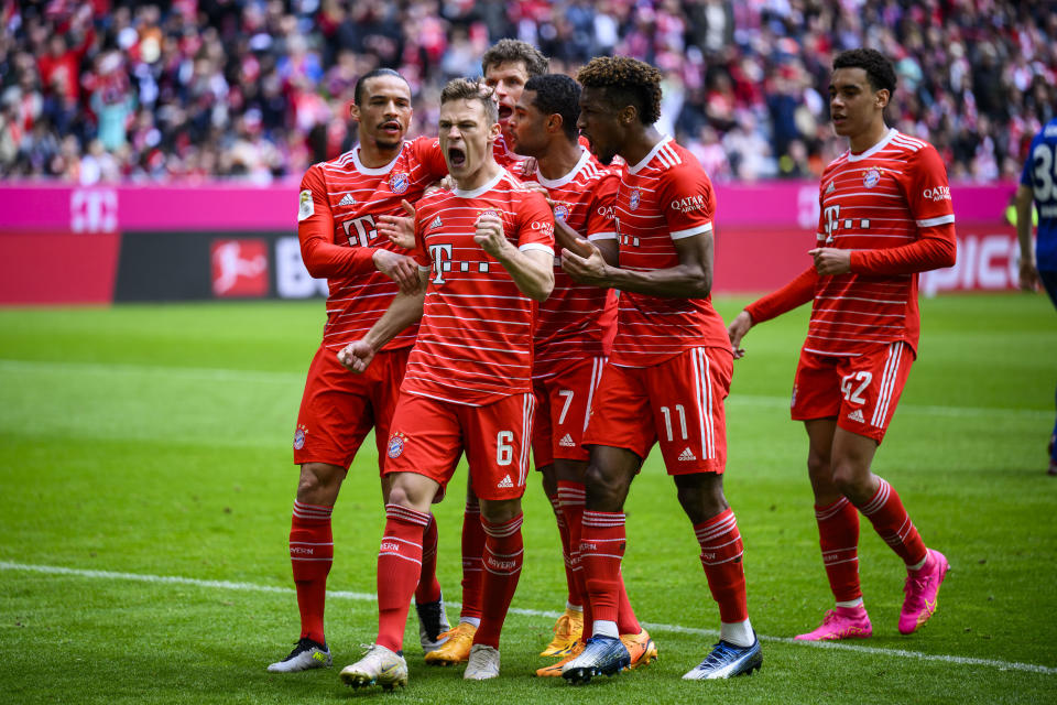 Joshua Kimmich celebra con sus compañeros del Bayern Munich tras anotar el segundo gol de su equipo en el encuentro ante el Schalke en la Bundesliga el sábado 13 de mayo del 2023. (Tom Weller/dpa via AP)