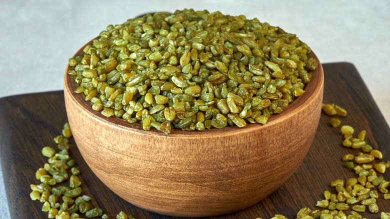 raw cracked freekeh in bowl