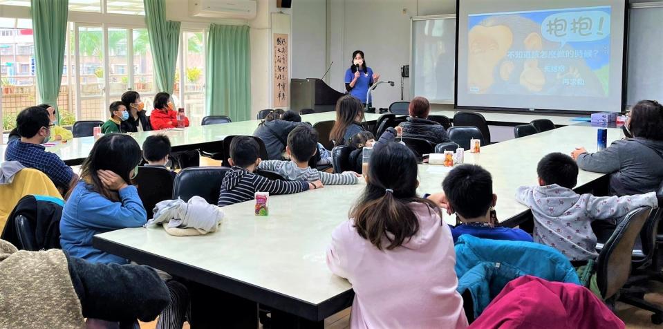 新北性平輔導團教師介紹桌遊活動進行規則