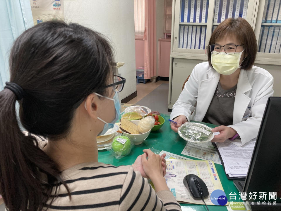 營養師給建議確診後的飲食。（南投醫院提供）